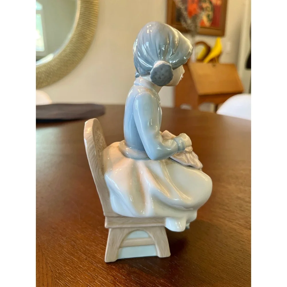 Vintage 1990 NAO Lladró Girl Sewing Embroidering Porcelain Figurine Spain 1130